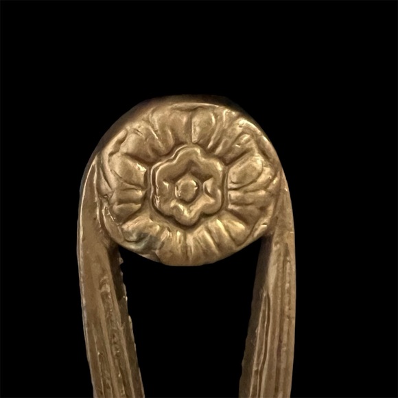 Vintage Heavy Brass wall candle sconce tassel, medallion sculpture - Picture 2 of 10